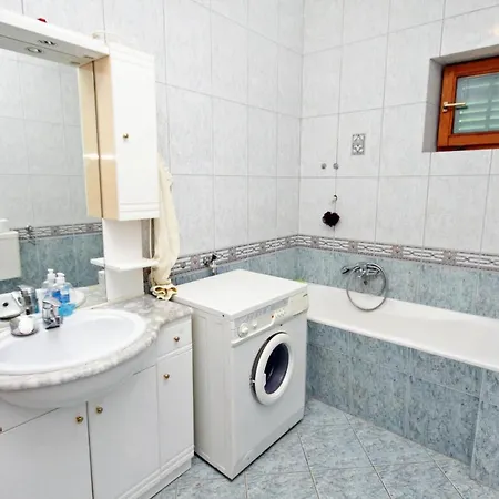 Apartamento With A Parking Space Vinisce, Trogir - 5978 *